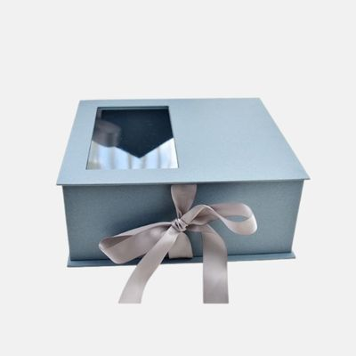 Caja de regalo plegable con ventana