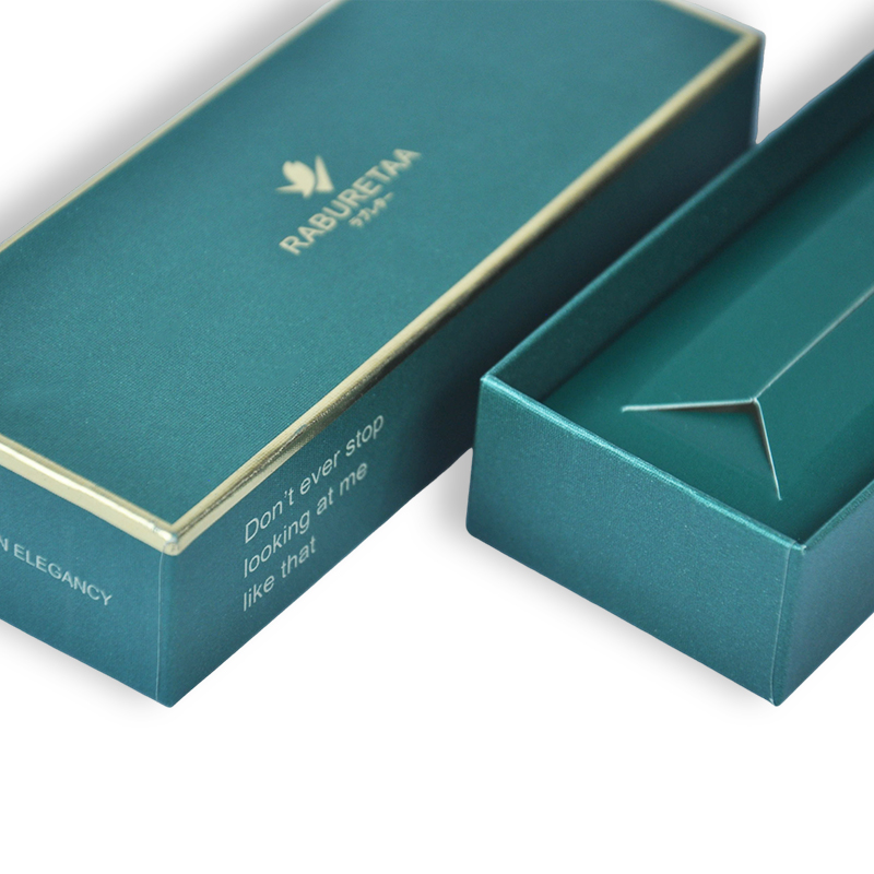 Caja con tapa y base verde con forro.