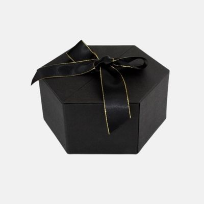 Caja de regalo hexagonal con cinta