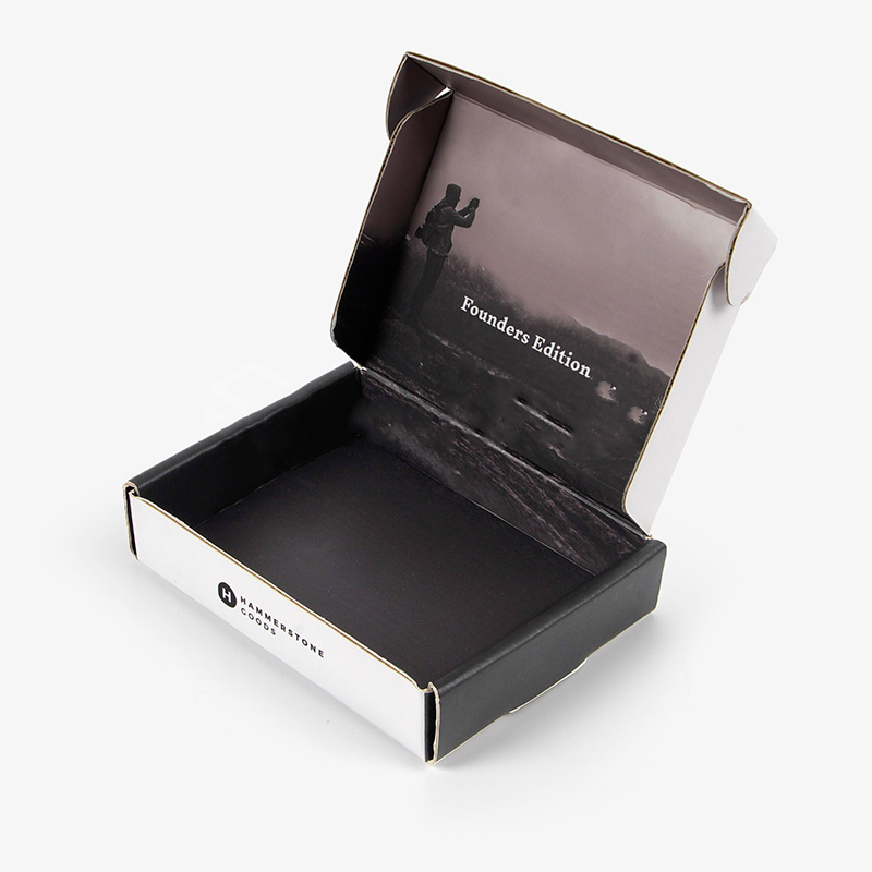 Elegante caja blanca con logo negro