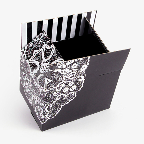 Caja ranurada impresa en blanco y negro