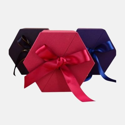 Caja de regalo hexagonal con cinta